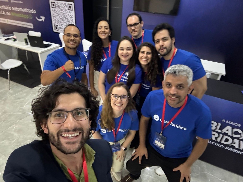 Time do Chat Jurídico no estande, de camiseta azul