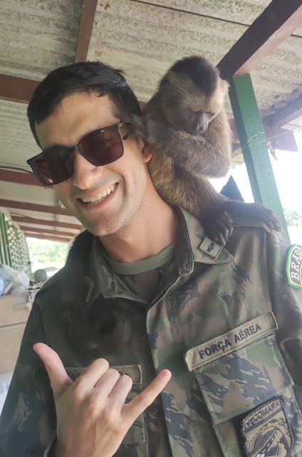 Vitor Fontenele de uniforme da Força Aérea, com patch da COMARA e um macaco no ombro